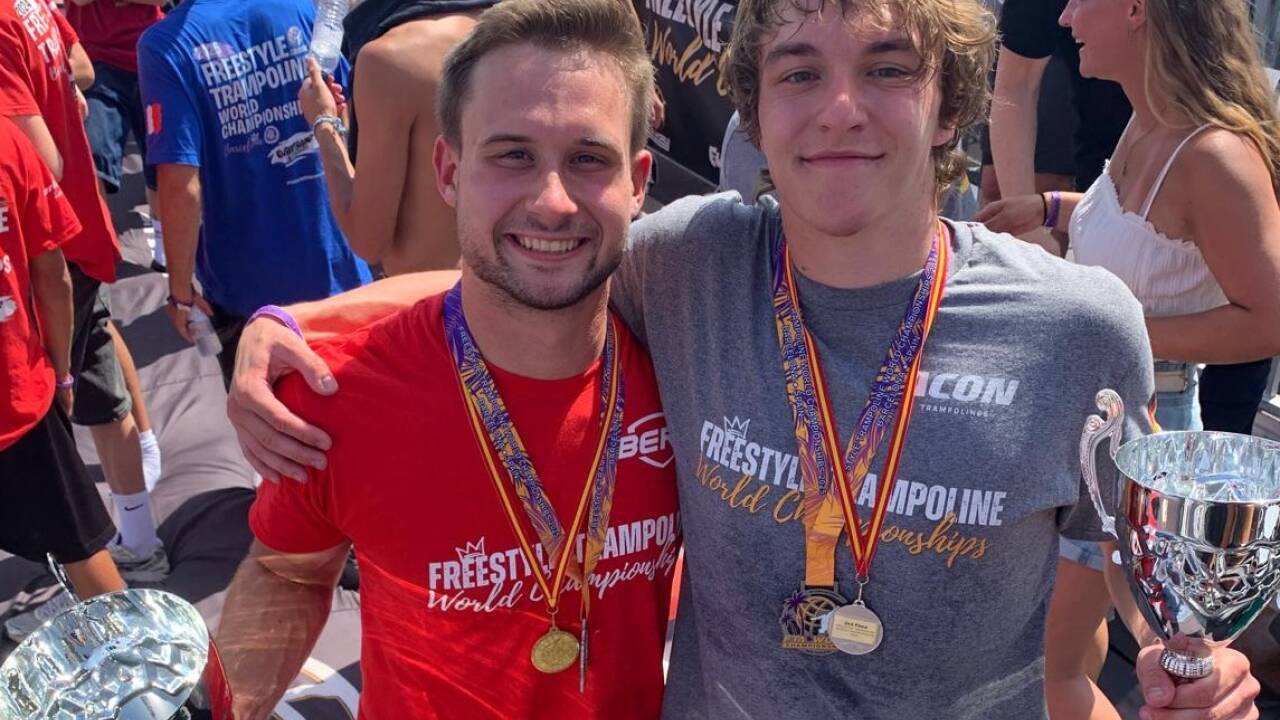 Niklas Distler (r.) freute sich über den 2. Platz. Evan Rocha (l.), sicherte sich die Goldmedaille.  