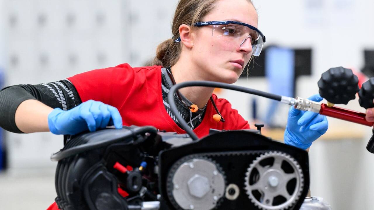 Karriere in der Technik ist auch für Frauen möglich. Im Bild Leonie Teiber (24) aus der Steiermark, die erste Europameisterin in Kfz-Technik. Karriere in der Technik ist auch für Frauen möglich. Im Bild Leonie Teiber (24) aus der Steiermark, die erste Europameisterin in Kfz-Technik.