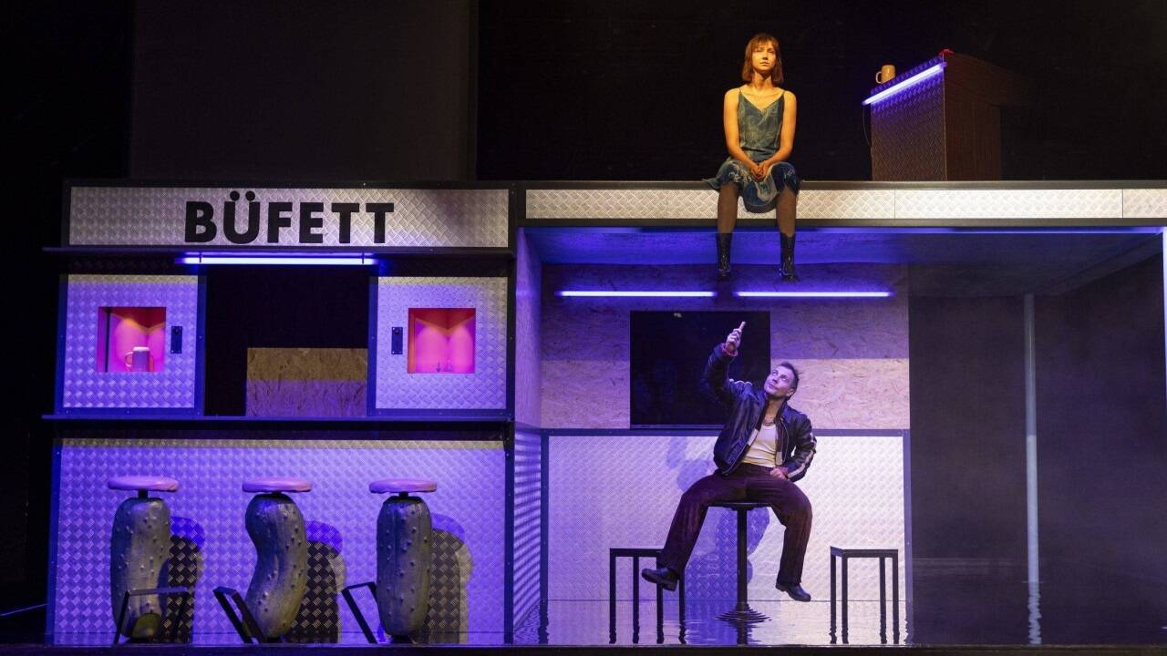 Leonie Berner als Eva und Lucas Riedle als Pankraz in „Automatenbüfett“ im Schauspielhaus Salzburg. 