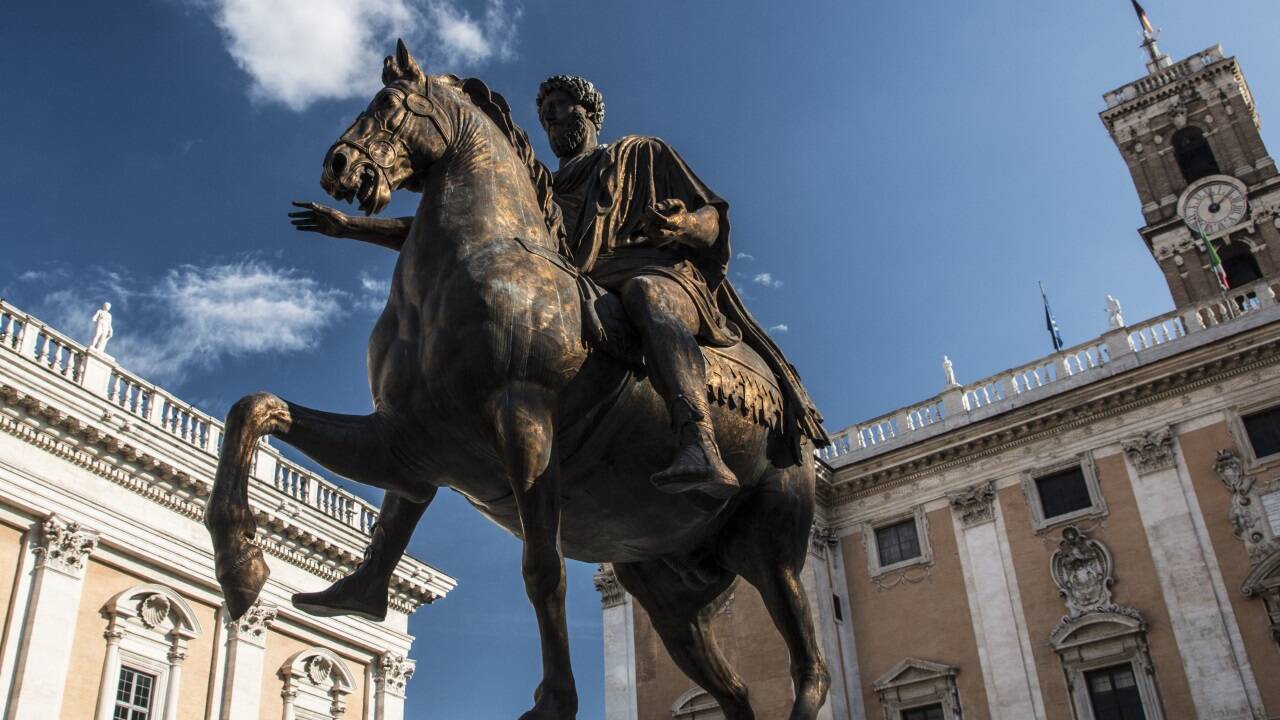 Dieses Reiterstandbild Marc Aurels steht auf der Piazza del Campidoglio in Rom. Das Denkmal ist eine Replik; das Original aus dem 2. Jahrhundert nach Christus befindet sich in den Kapitolinischen Museen.  