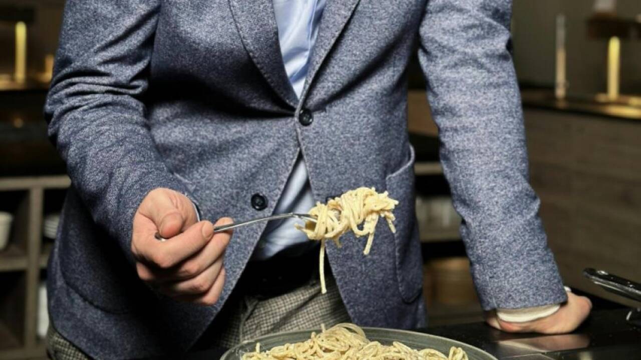 'Ig-Nobelpreisträger' Fabrizio Olmeda mit Pasta 'Cacio e Pepe' 