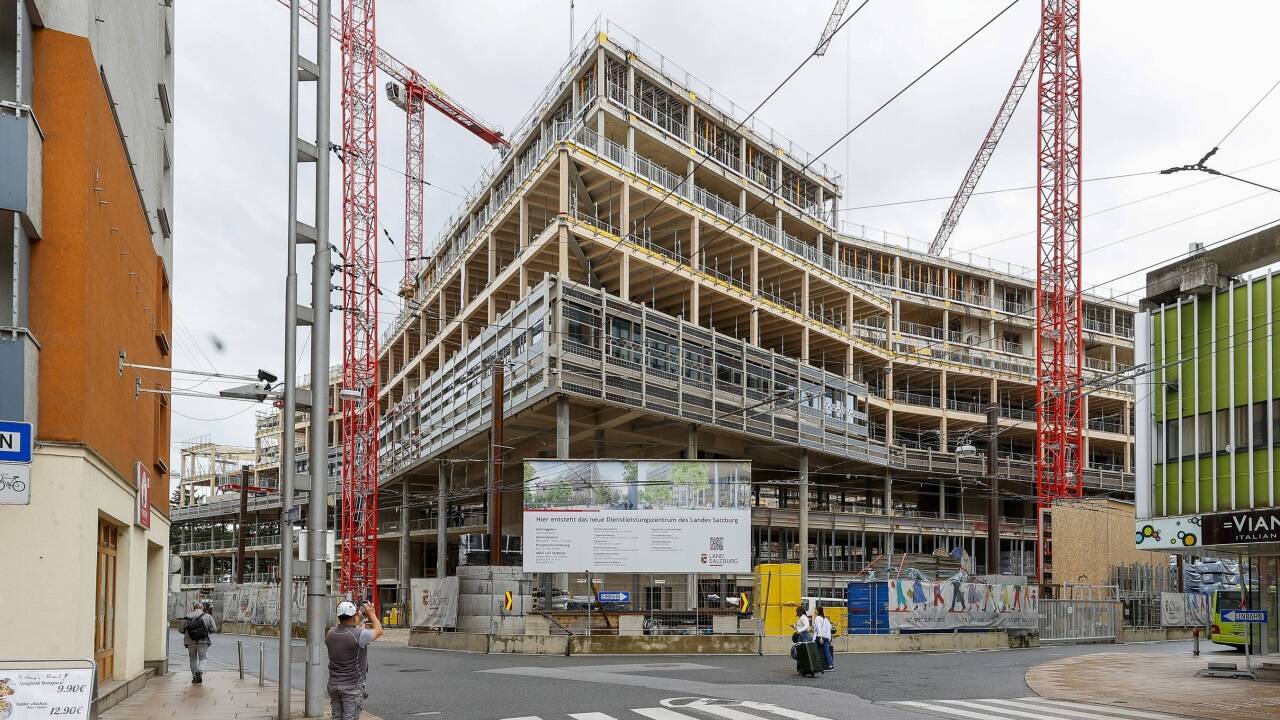 Am Bahnhof entsteht zur Zeit das neue Landesdienstleitungszentrum – in Hinblick auf baukulturelle Richtlinien aus Sicht von Fachleuten ein „Vorzeigeprojekt“,  