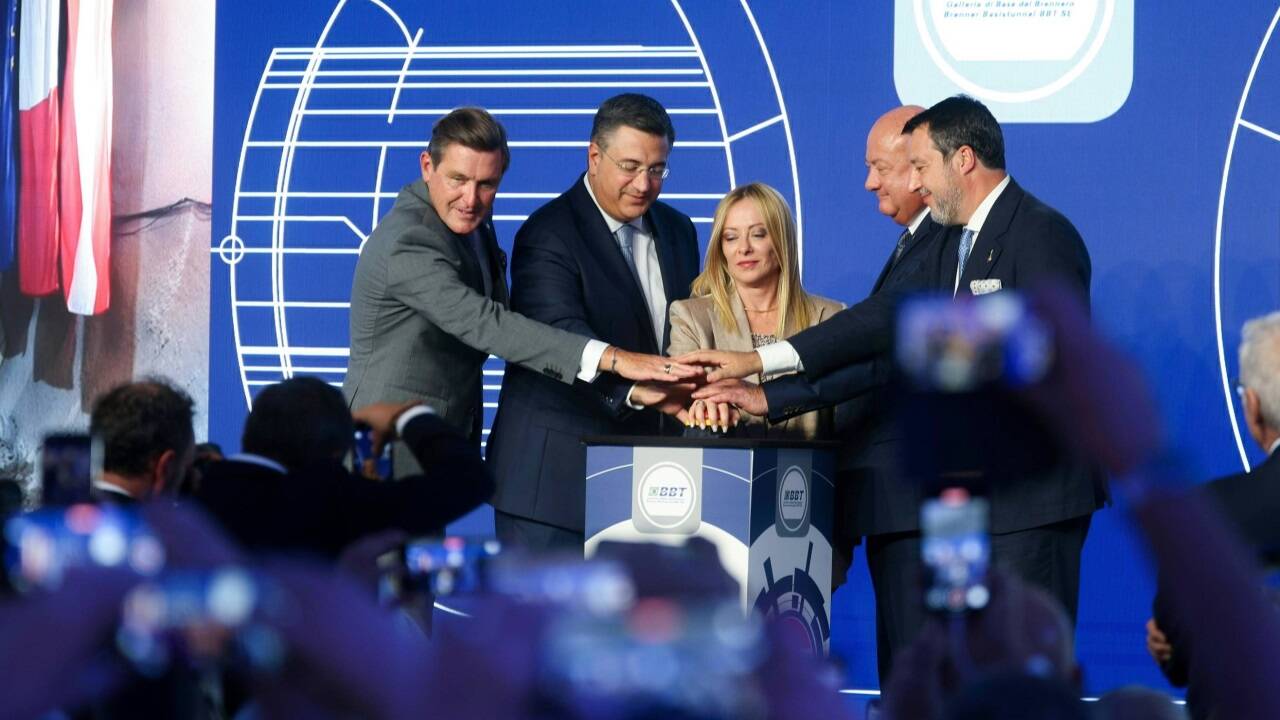Sie gaben das symbolische Kommando zum Durchstich beim Brennerbasistunnel: (von links nach rechts): Verkehrsminister Peter Hanke (SPÖ), EU-Verkehrskommissar Apostolos Tzitzikostas, Italiens Ministerpräsidentin Giorgia Meloni (Fratelli d’Italia), Bundeskanzler Christian Stocker (ÖVP) und Italiens Verkehrsminister Matteo Salvini (Lega).  