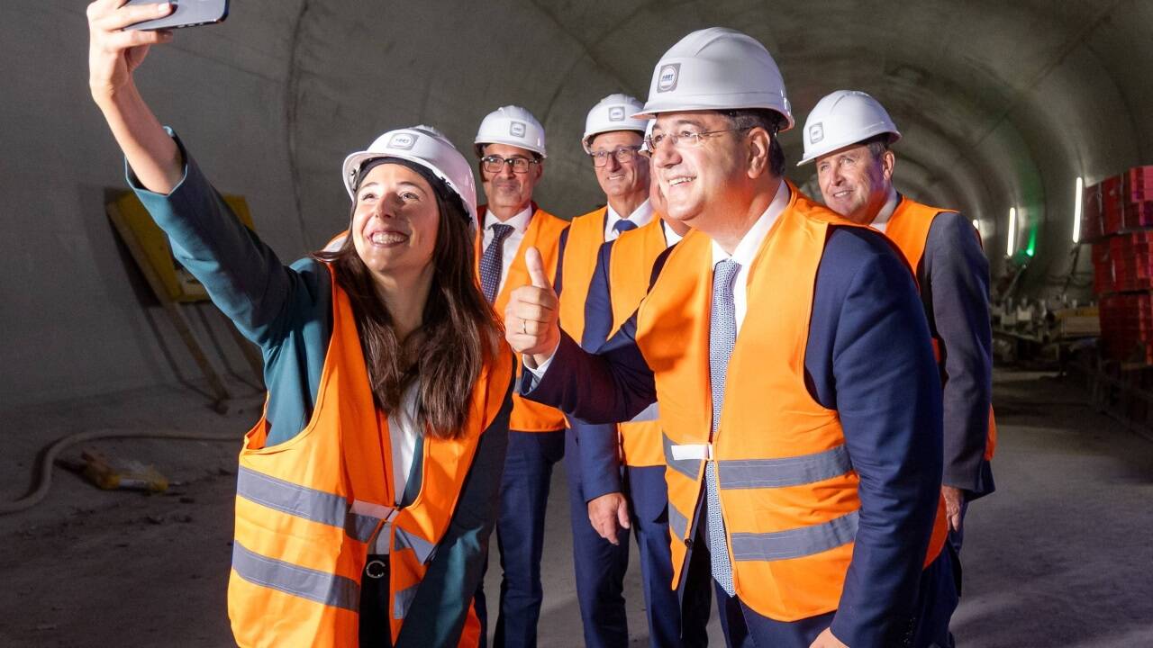Einige der politischen Ehrengäste fuhren nach dem Festakt noch zur Tunnelbaustelle unter dem Brennerpass in den Berg. Im Bild von links: EU-Abgeordnete Sophia Kircher (ÖVP), Südtirols Landeshauptmann Arno Kompatscher (SVP), Tirols Landeshauptmann Anton Mattle (ÖVP), EU-Verkehrskommissar Apostolos Tzitzikostas und Österreichs Verkehrsminister Peter Hanke (SPÖ). 