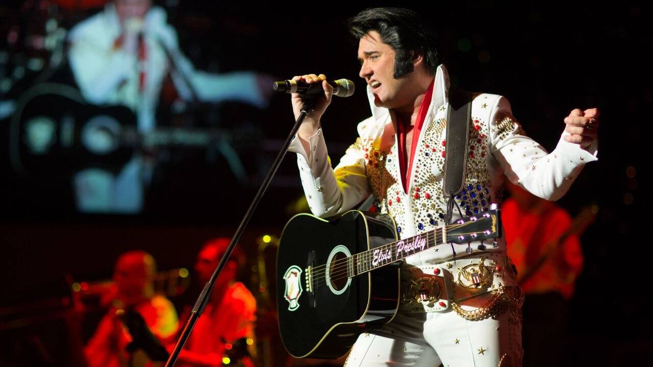 Sein Blick, seine Stimme, sein legendärer Hüftschwung: Elvis Presley gilt mit einer Milliarde verkaufter Tonträger als der größte Solokünstler aller Zeiten. 