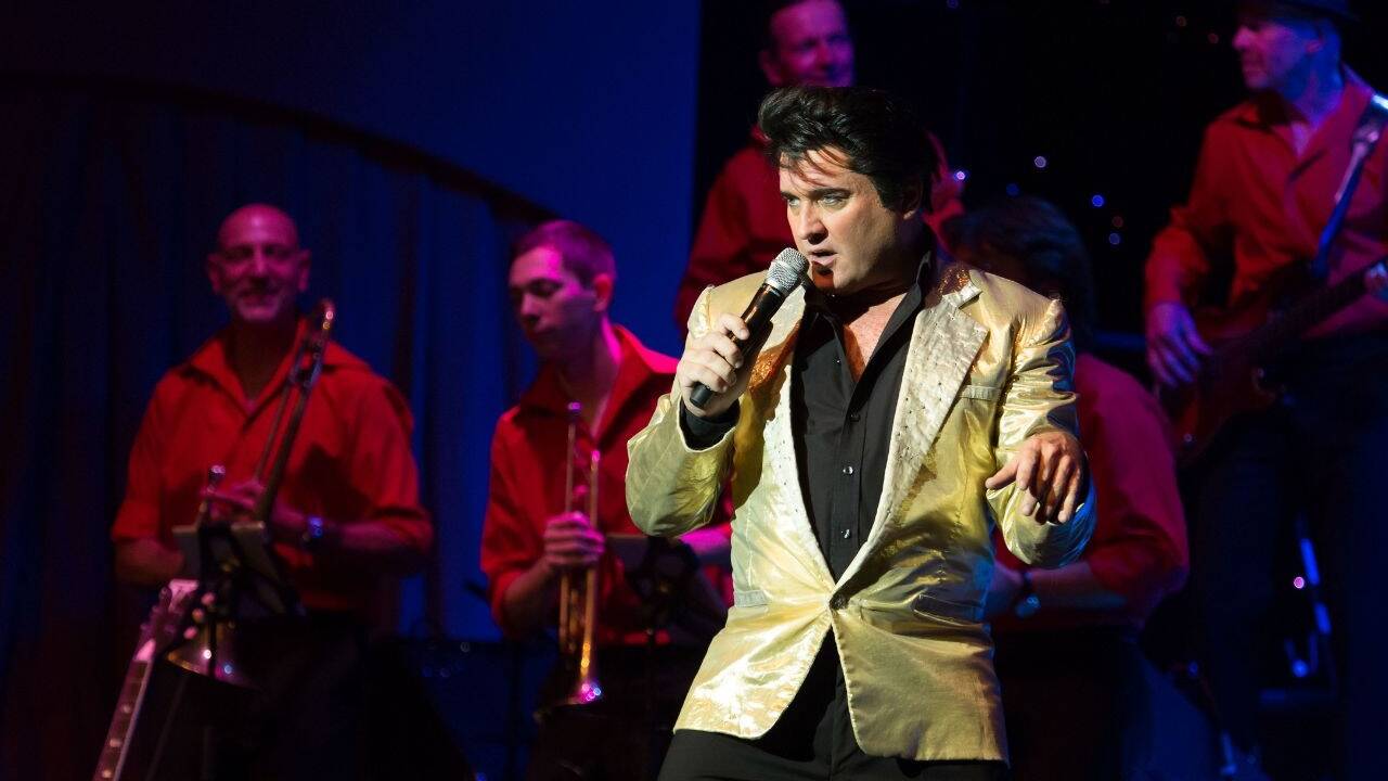 Sein Blick, seine Stimme, sein legendärer Hüftschwung: Elvis Presley gilt mit einer Milliarde verkaufter Tonträger als der größte Solokünstler aller Zeiten. 