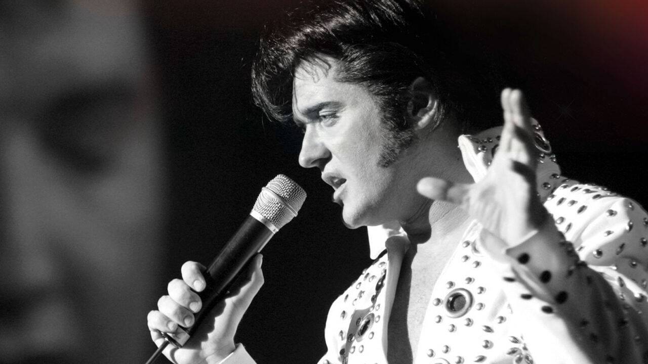Sein Blick, seine Stimme, sein legendärer Hüftschwung: Elvis Presley gilt mit einer Milliarde verkaufter Tonträger als der größte Solokünstler aller Zeiten. 