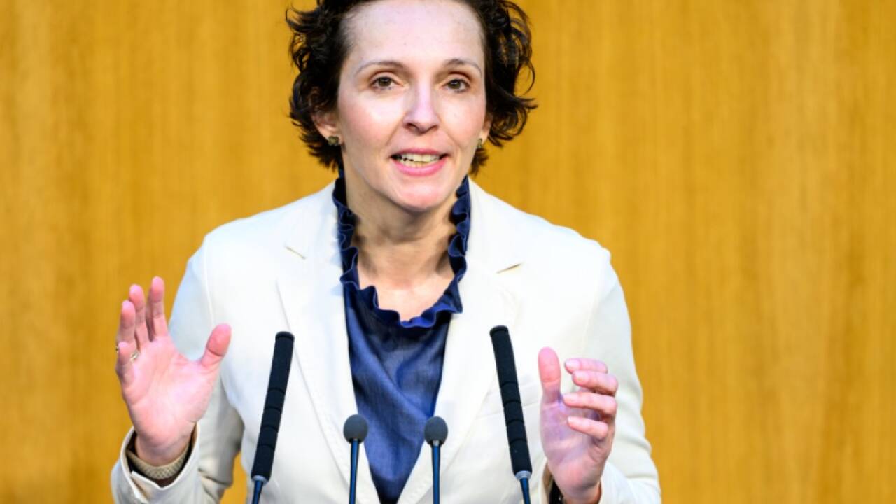 Die pinke Bildungssprecherin geht auf 'Bildungstour' 