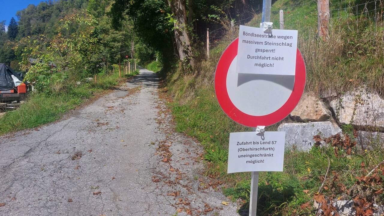 Seit einem Steinschlag am 3. August (kleines Bild) ist die Böndlseestraße gesperrt. 