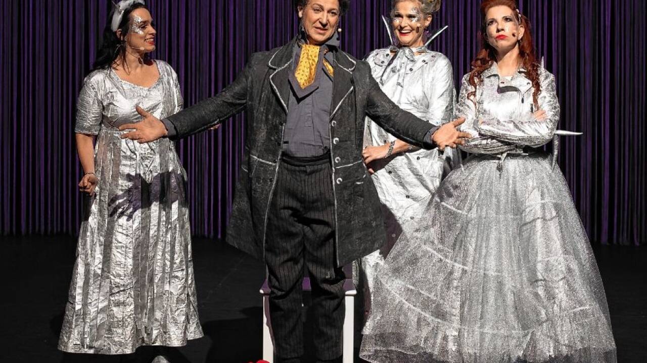 Das EL-Theater spielt sein Stück „„Stille Nacht – Schicksalsfäden“ (rechts Regisseurin und Theaterleiterin Silke Stein) Mitte Dezember auf der Pernerinsel, das Festival gruber&more sein Weihnachtsspiel wenige Tage später im Stadttheater.   Bild: sw/Aschauer 