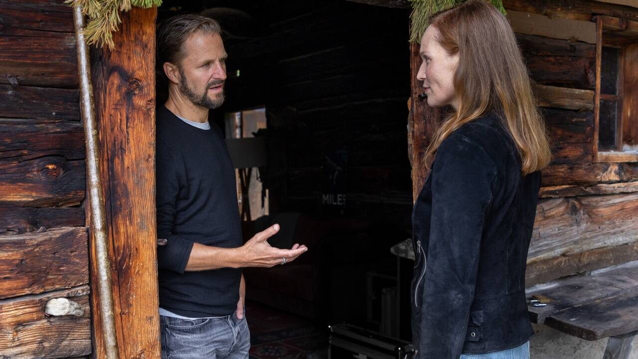 Philipp Hochmaier ermittelt in gleich zwei TV-Produktionen. Die Kommissarin Franziska Conte (Julia Koch) besucht Lukas Geier (Philipp Hochmair), um ihn zu einem Mordfall zu befragen. 