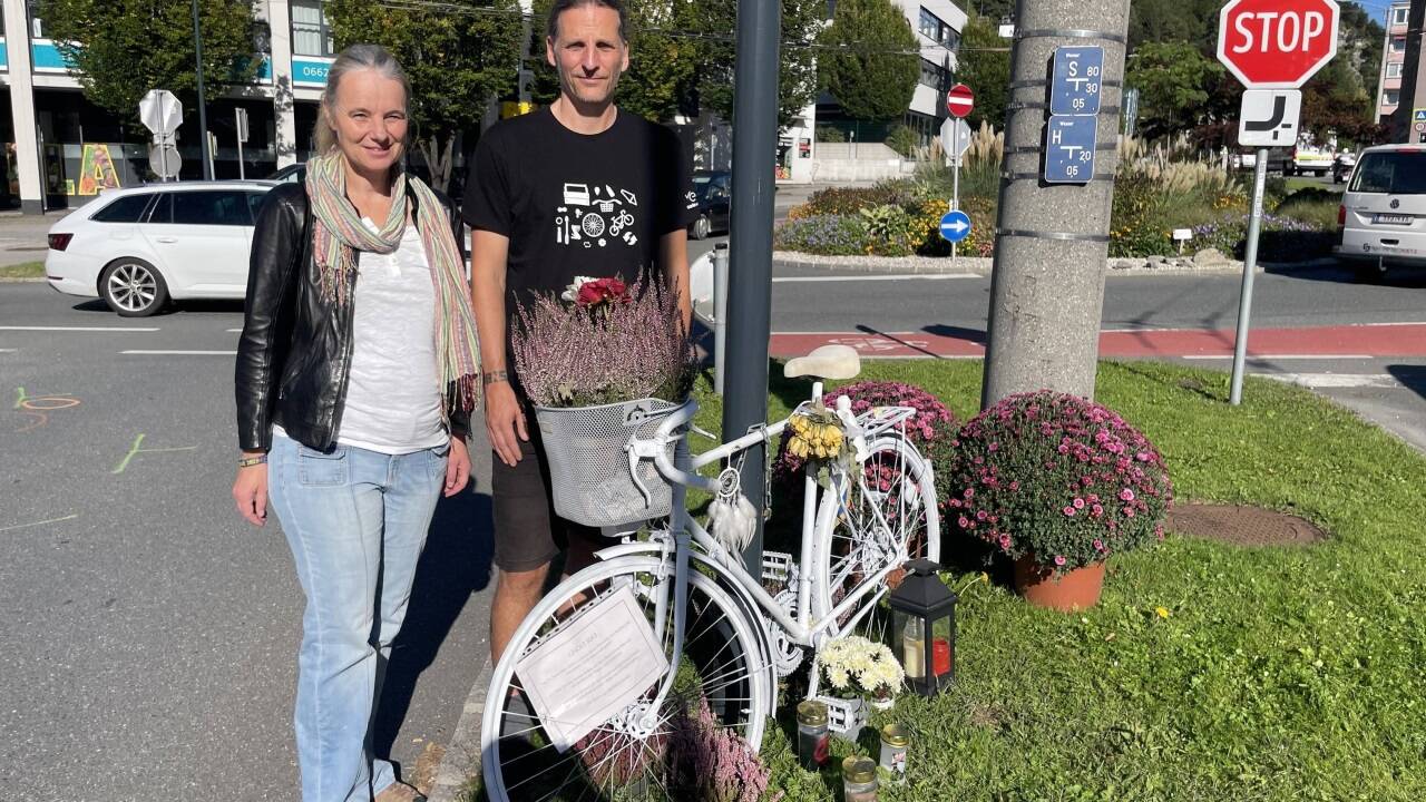 Stellten Mahnmal auf: Gabriele Weis und Christopher Kruckenhauser. 