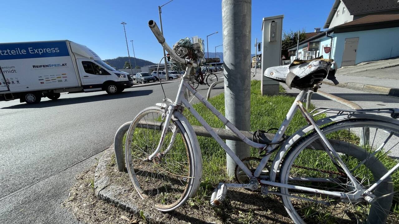 Ein Ghost Bike steht an der Kreuzung Landstraße - Ziegeleistraße.  