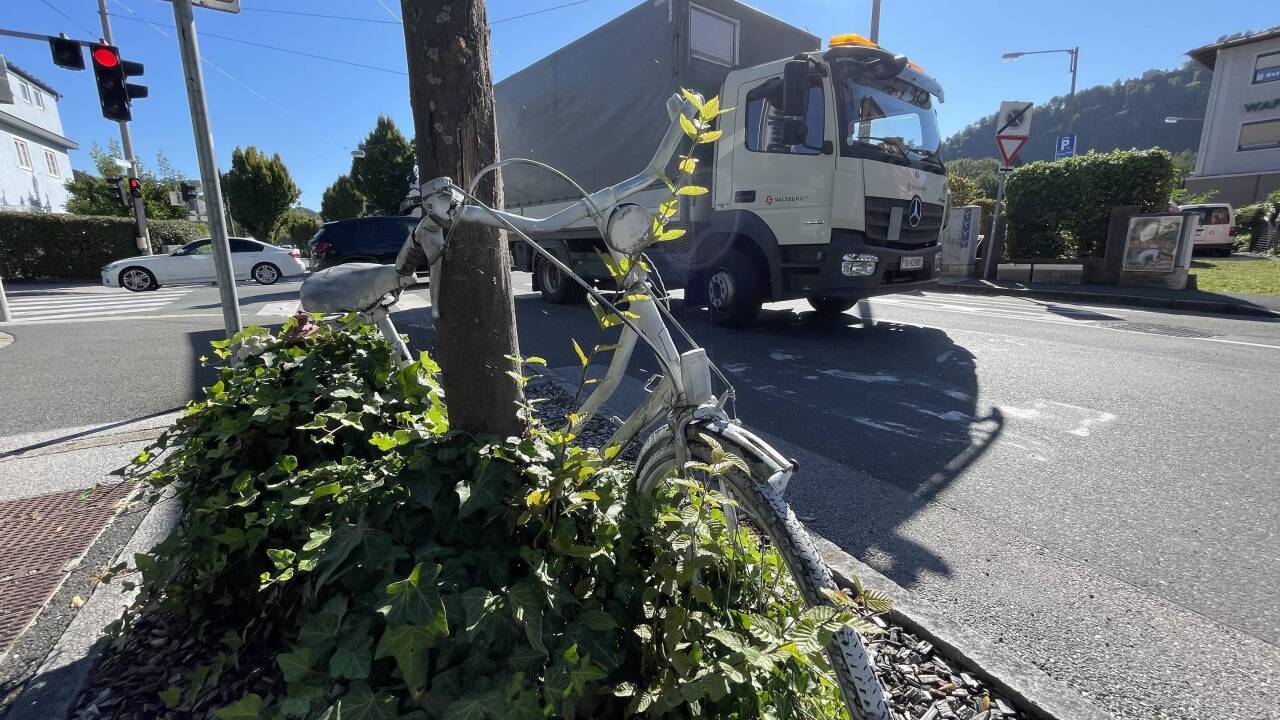 Ein Ghost Bike steht an der Kreuzung Breitenfelderstraße – Vogelweiderstraße. 