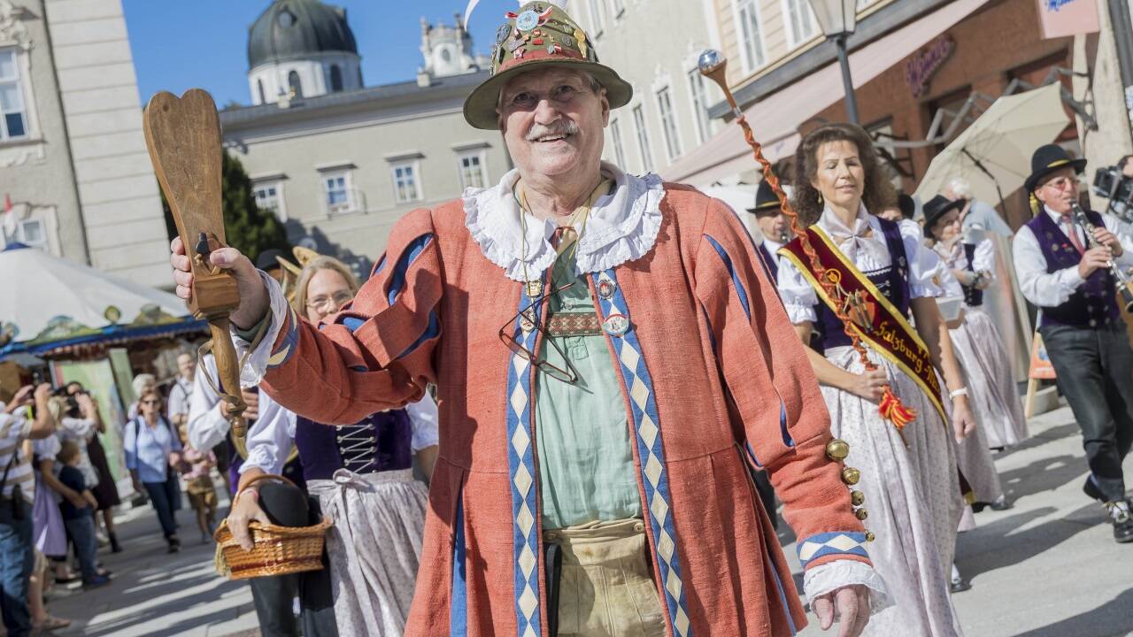 Hanswurst Johannes Rupert Franz und die Maxglaner Trachtenmusikkapelle gehören zum Kirtag dazu. 
