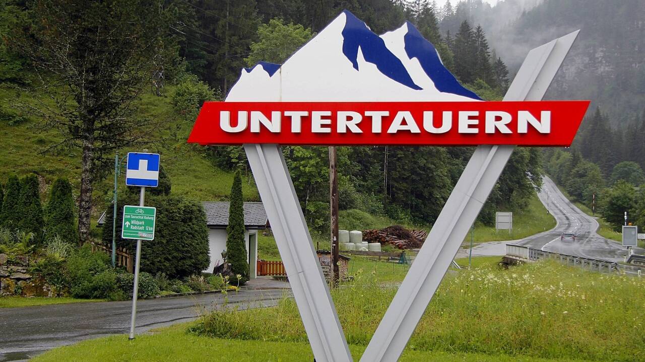 Die B99 Tauernstraße verläuft in direkter Nähe zum Ortszentrum. Die B99 Tauernstraße verläuft in direkter Nähe zum Ortszentrum.