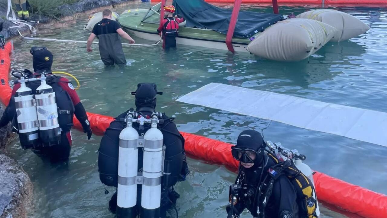 Taucher der Wasserrettung konnten das Boot mit vier Hebeballonen an die Oberfläche bringen und es an das Ufer schleppen. 