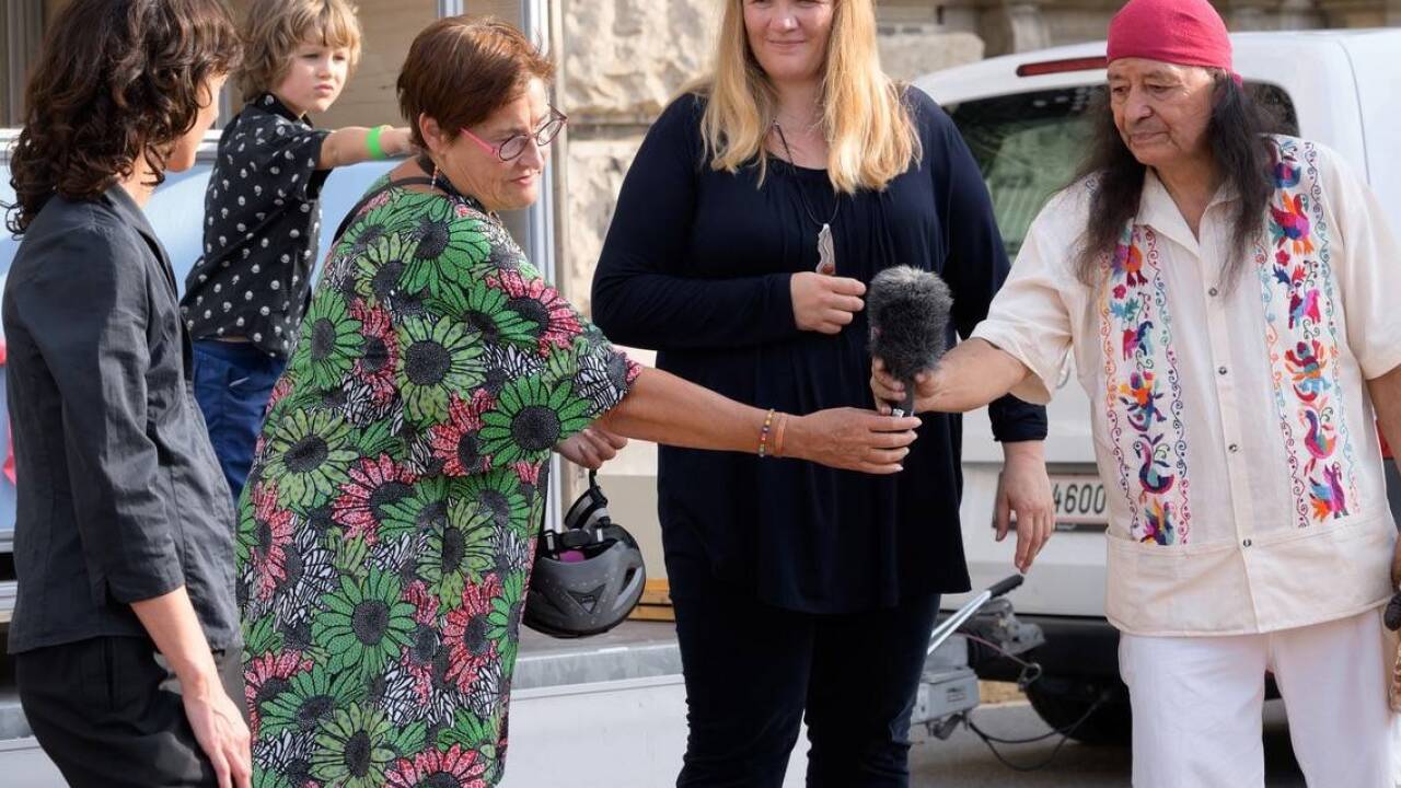 Im Rahmen des Festivals Wienwoche wurde vor dem Weltmuseum eine Transportkiste für die Federkrone aus Mexiko präsentiert - von links: Khadija Zinnenburg Carroll (Projektleiterin), NAbg. Petra Bayr (SPÖ), Kerstin Kracht (Schwingungstechnikerin, TU Berlin) und Xokonoschtletl Gómora aus Mexiko, der seit Jahrzehnten um die Rückgabe der atztekischen Federkrone an sein Land kämpft. 