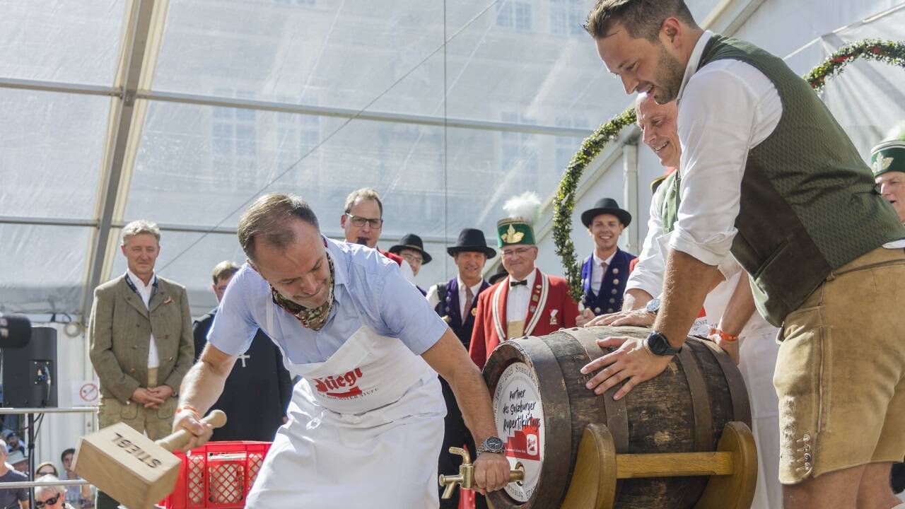 Bürgermeister Bernhard Auinger schlug das Bierfass an. Nach drei Schlägen rann der Gerstensaft.  