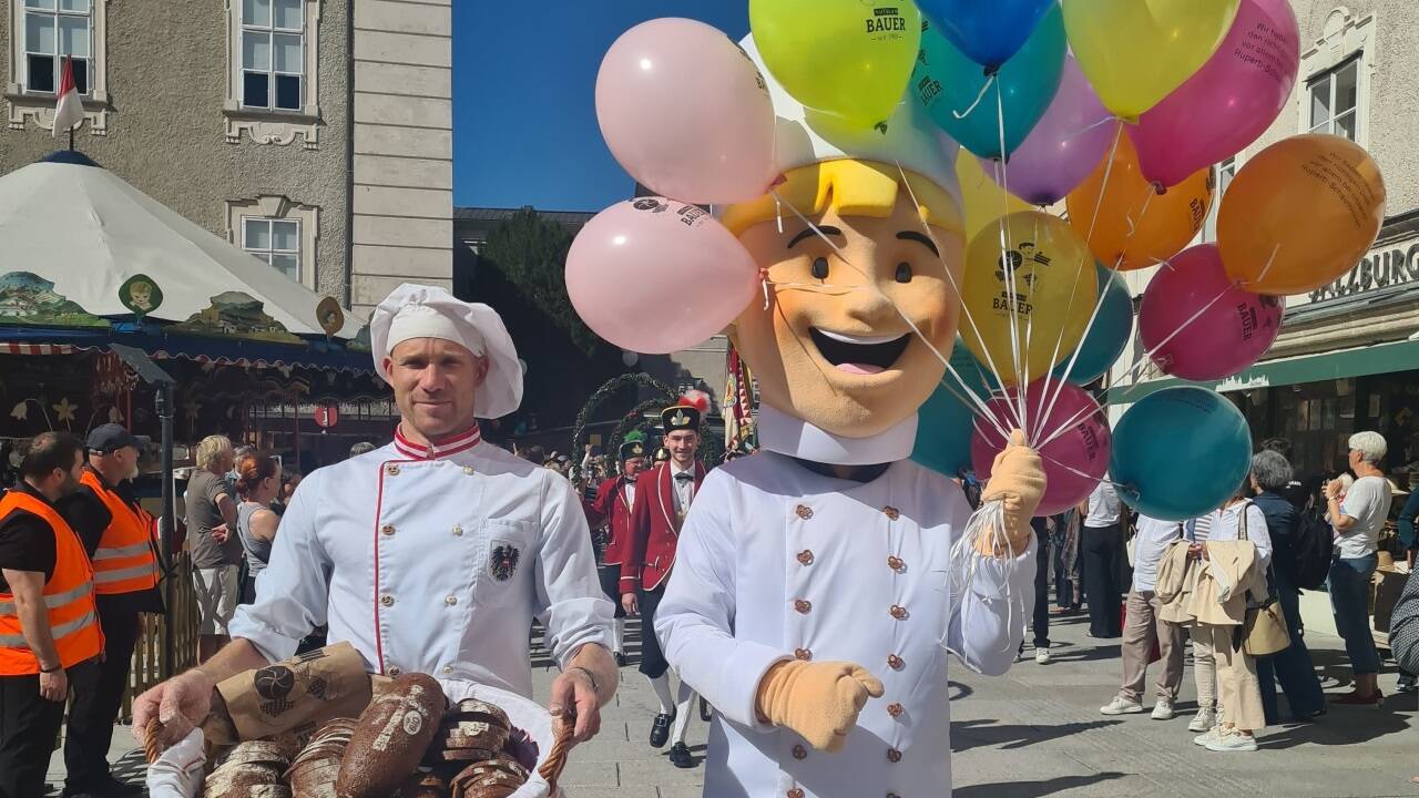 Bäckermeister Wolfgang Bauer hat heuer ein Maskottchen dabei.  