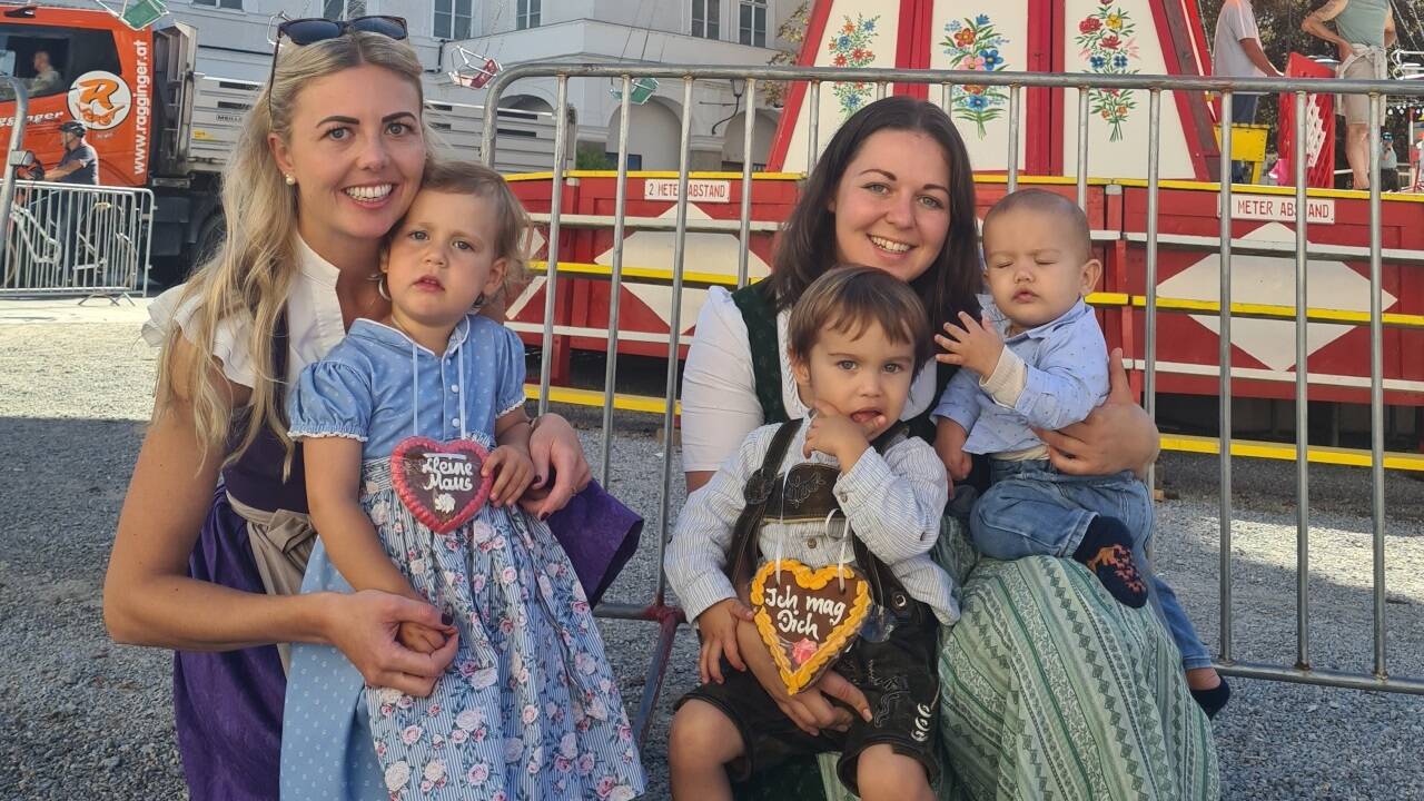 Nathalie Winklhofer (li.) und Anna-Katharina Neuhofer sind mit den Kindern aus Henndorf zum Rupertikirtag gekommen.  