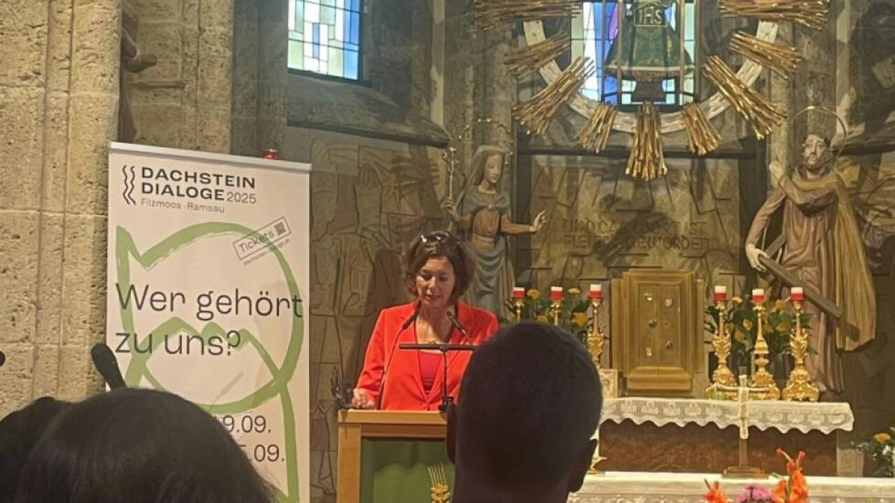 Eva Menasse bei ihrer Eröffnungsrede 