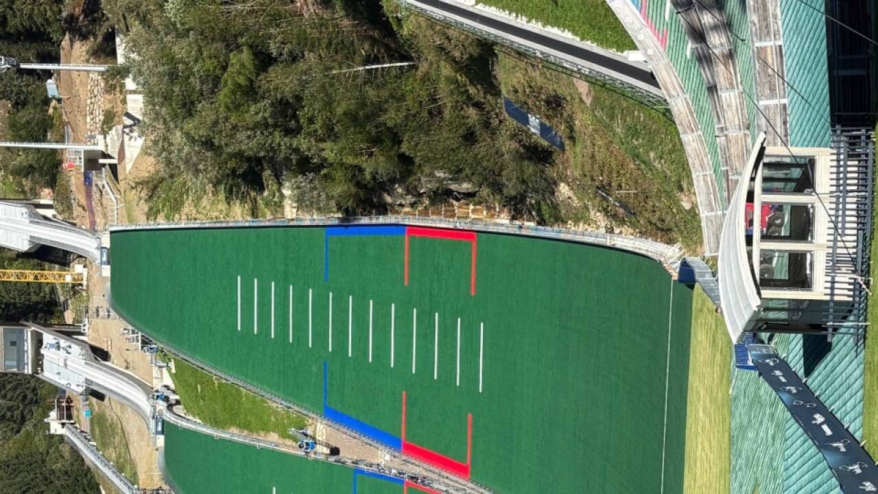 Viel Grün und noch viele Bauarbeiten. So präsentierten sich die Schanzen in Predazzo beim Olympiatest des Skispringer. 