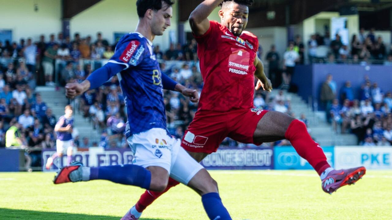 Austria Salzburg um Sebastian Aigner (links) verteidigte gegen Reinhard Young und Co. über weite Strecken stark. Austria Salzburg um Sebastian Aigner (links) verteidigte gegen Reinhard Young und Co. über weite Strecken stark.