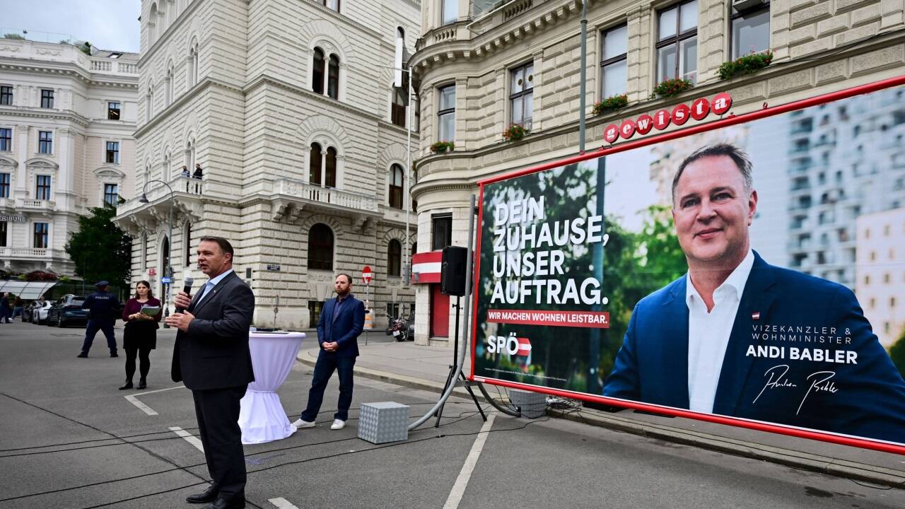 Andreas Babler und die Mühen der Regierungsebene. Im Bild, aufgenommen vor seiner Parteizentrale, bewirbt der SPÖ-Chef und Vizekanzler die von ihm durchgesetzte Mietenbremse. Andreas Babler und die Mühen der Regierungsebene. Im Bild, aufgenommen vor seiner Parteizentrale, bewirbt der SPÖ-Chef und Vizekanzler die von ihm durchgesetzte Mietenbremse.