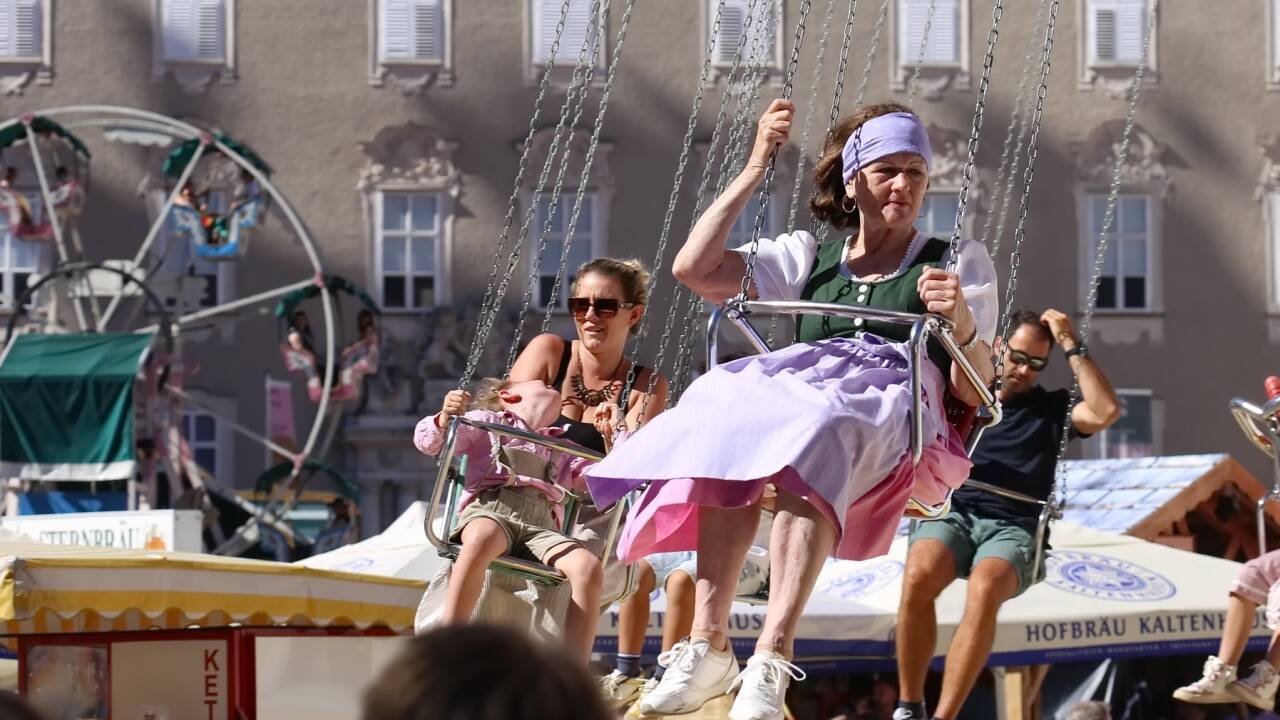 Besucherinnen und Besucher konnten die Fahrgeschäfte bei strahlendem Sonnenschein und spätsommerlichen Temperaturen nutzen.  