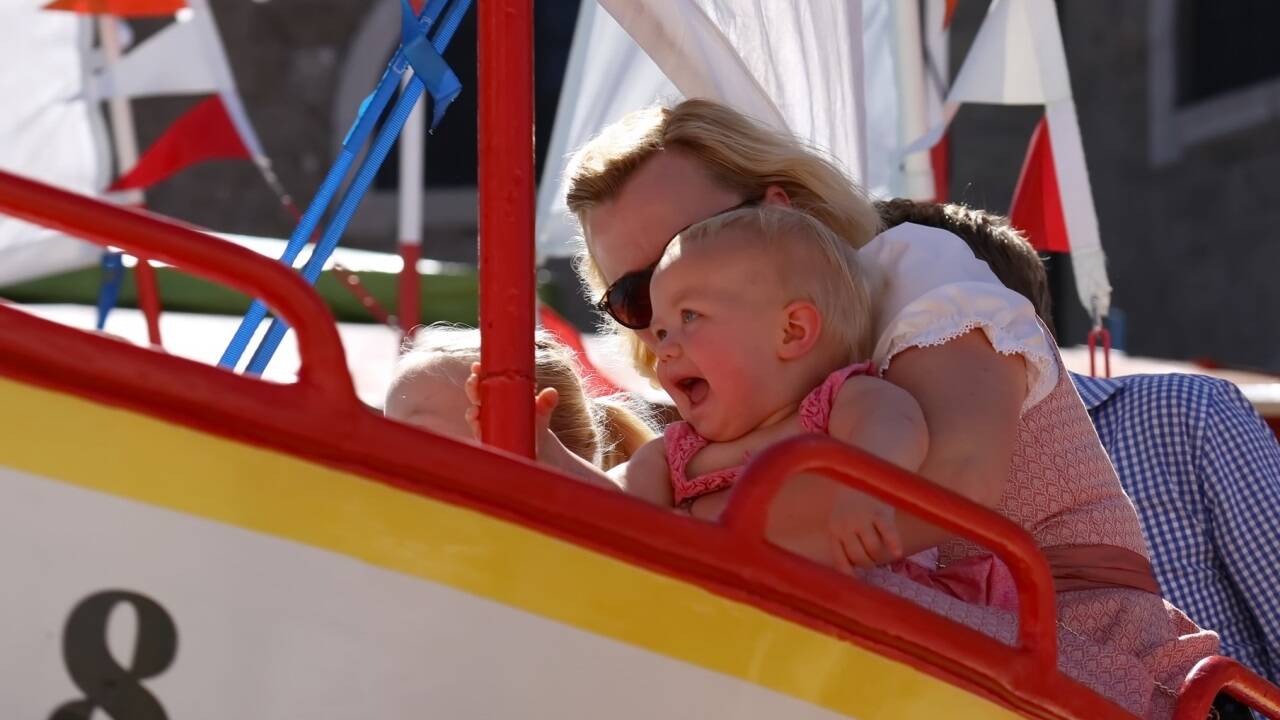 Besucherinnen und Besucher konnten die Fahrgeschäfte bei strahlendem Sonnenschein und spätsommerlichen Temperaturen nutzen.  