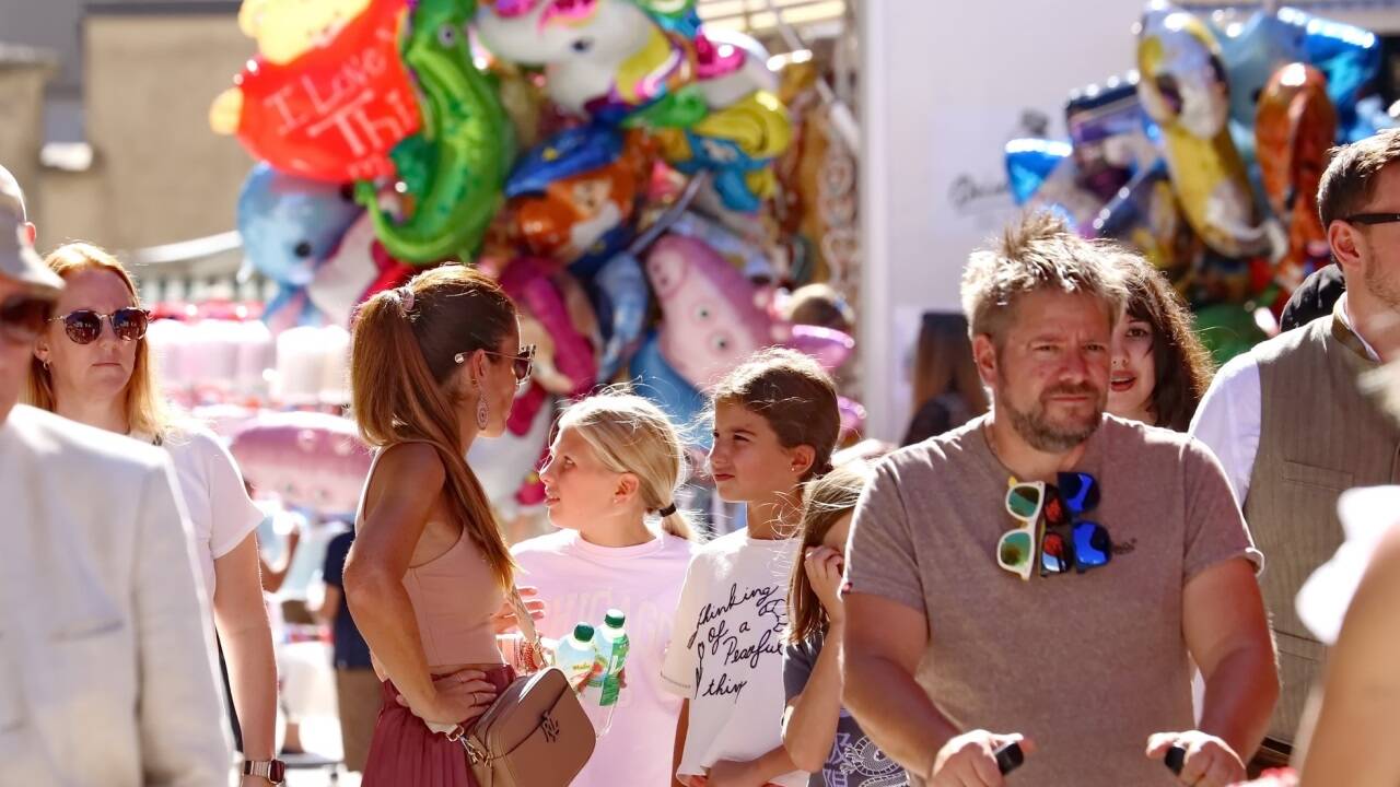 Strahlender Sonnenschein und spätsommerliche Temperaturen beim Rupertikirtag in der Salzburger Altstadt.  