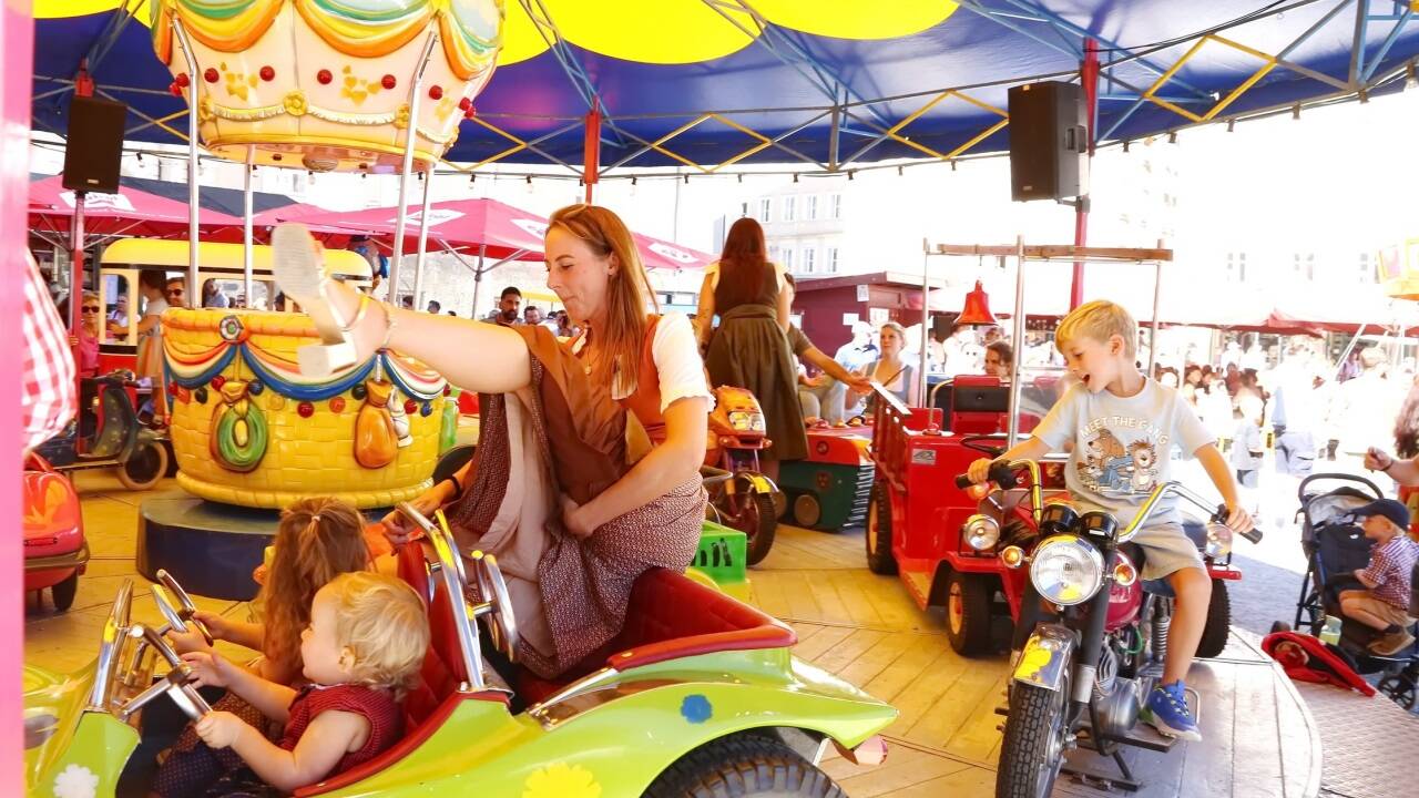 Besucherinnen und Besucher konnten die Fahrgeschäfte bei strahlendem Sonnenschein und spätsommerlichen Temperaturen genießen.  