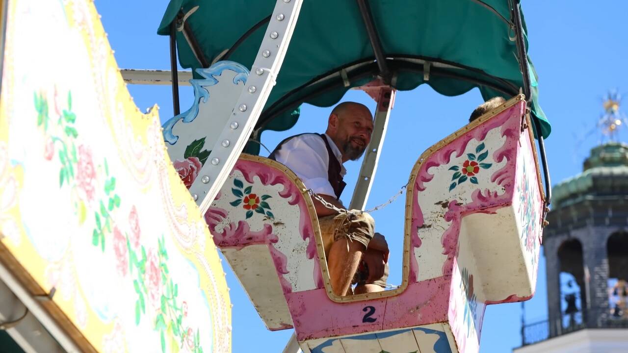Besucherinnen und Besucher konnten die Fahrgeschäfte bei strahlendem Sonnenschein und spätsommerlichen Temperaturen nutzen.  