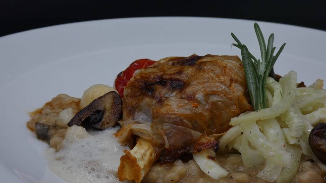 Kein Hühnerhaxerl und auch kein Bratlfett: Die Gerichte der Berufsschule Bad Gleichenberg sind alle vegan. Der „Knochen“ ist aus Tofu.  