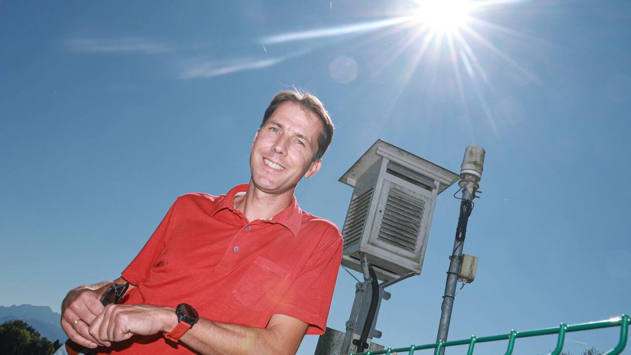 Michael Butschek, Leiter der Regionalstelle Salzburg und Oberösterreich von GeoSphere Austria an der Messstation in Salzburg-Freisaal.  