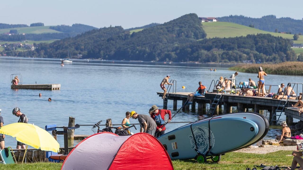 Baden bei sommerlichen Temperaturen am 21. September im Strandbad Seekirchen.  