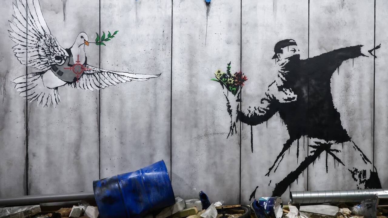 Banksy-Graffiti im Westjordanland: Friedensbotschaft in unsicheren Zeiten. Banksy-Graffiti im Westjordanland: Friedensbotschaft in unsicheren Zeiten.