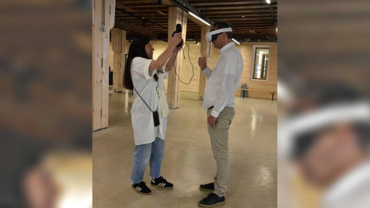 Regisseurin Kristina Hofmann ließ am Wochenende Schmiede-Besucher ihren VR-Film „Out of Nowhere“ über das Hochwasser in Hallein ausprobieren. 