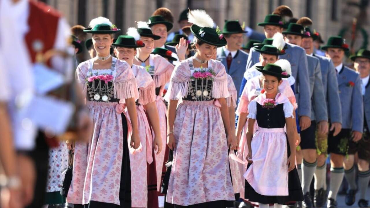 Feierlicher Einzug auf Festgelände 