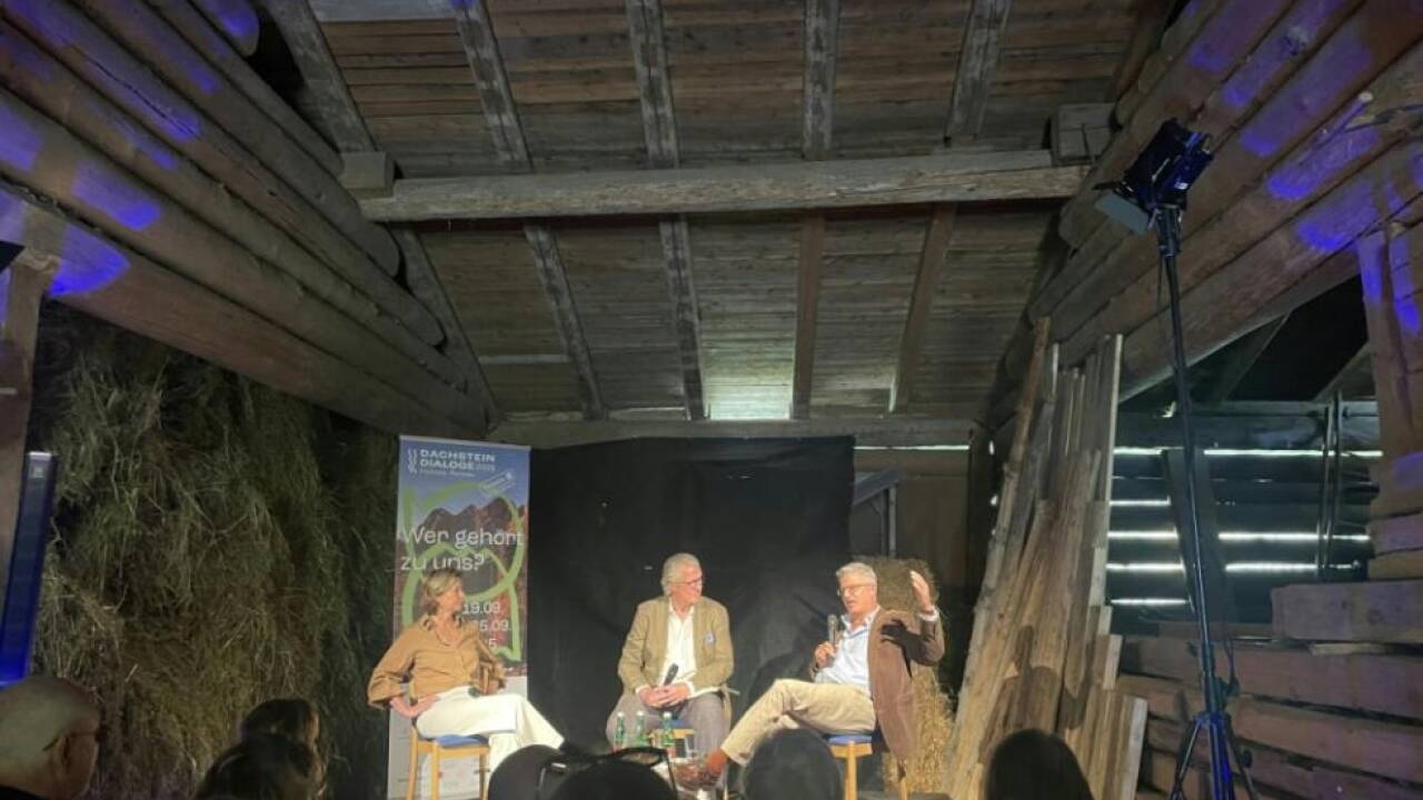 Dachstein Dialog in der Scheune: Tessa Szyszkowitz, Philipp Blom, Ebrahim Afsah 