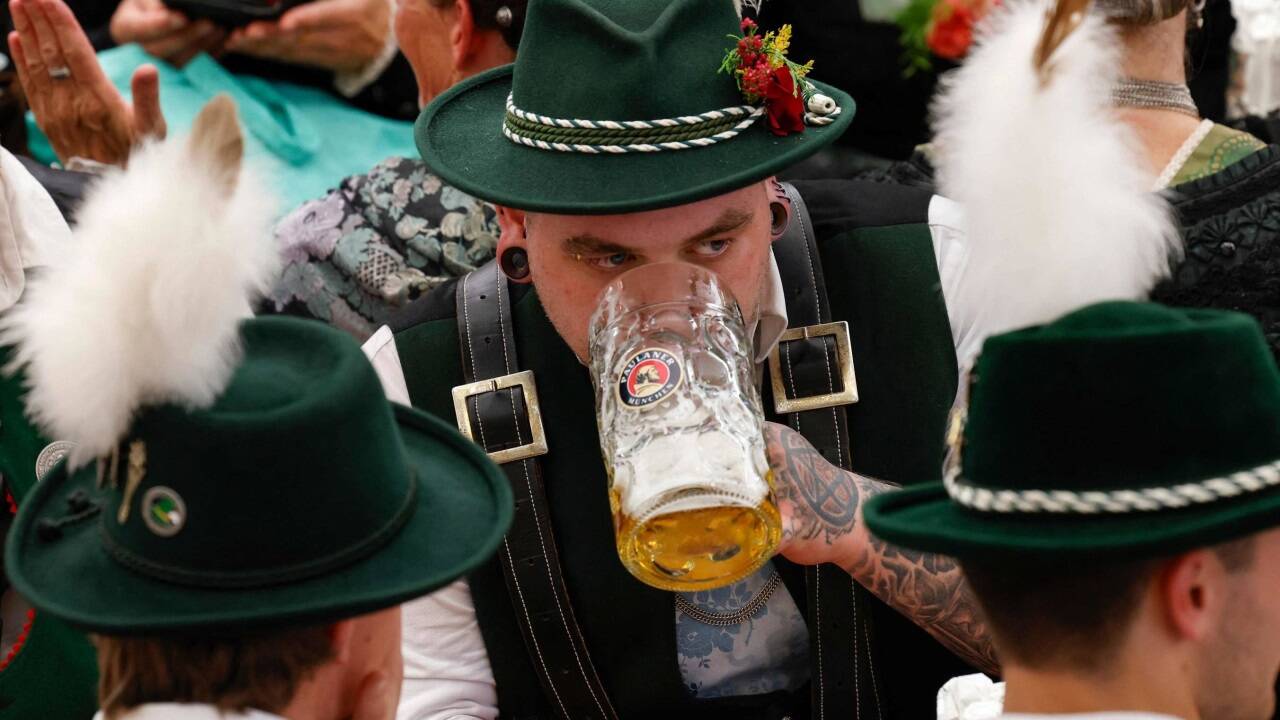 Bier in Strömen, Sommertemperaturen und ein Rekordeinsatz der Sanitäter: Bei Bilderbuchwetter ist das 190. Münchner Oktoberfest nach Angaben der Veranstalter am Wochenende mit knapp einer Million Besucher gestartet.  