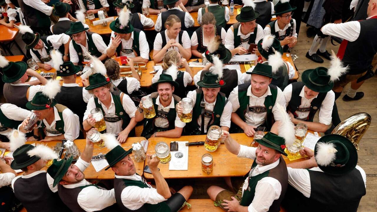 Bei Bilderbuchwetter ist das 190. Münchner Oktoberfest nach Angaben der Veranstalter am Wochenende mit knapp einer Million Besucher gestartet.  