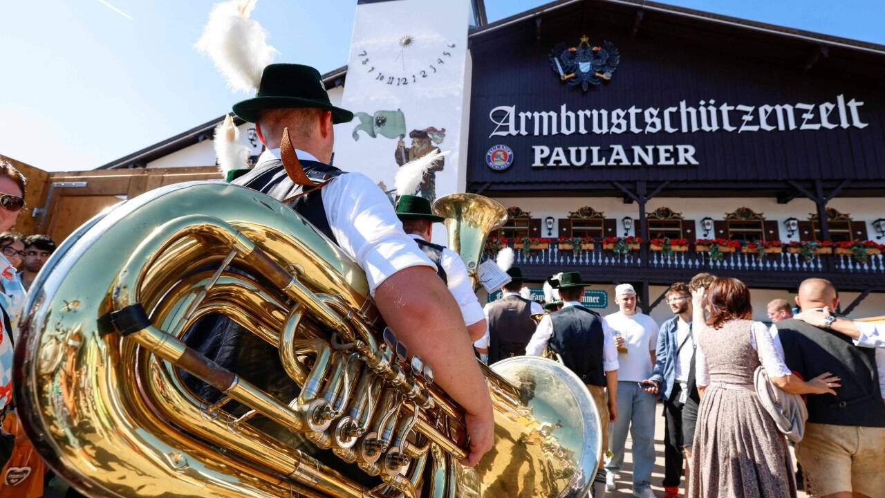  Bei Bilderbuchwetter ist das 190. Münchner Oktoberfest nach Angaben der Veranstalter am Wochenende mit knapp einer Million Besucher gestartet.  
