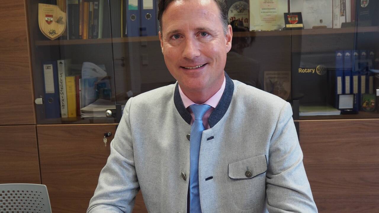 FPÖ-Wehrsprecher Volker Reifenberger in seinem Notariat in Salzburg-Süd. 