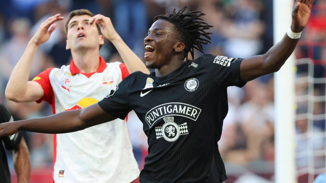 Jacob Rasmussen (l.) verlor Seedy Jatta vor dem Gegentor aus den Augen. Jacob Rasmussen (l.) verlor Seedy Jatta vor dem Gegentor aus den Augen.