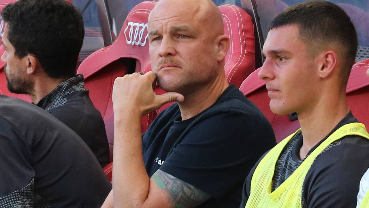Sportchef Rouven Schröder setzte sich auf der Trainerbank. Sportchef Rouven Schröder setzte sich auf der Trainerbank.