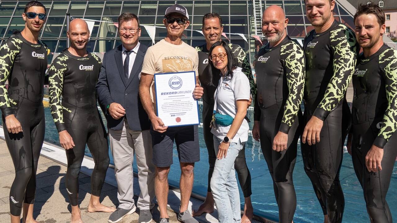 Die Freude nach dem geglückten Weltrekord war groß. Im Bild: Das sechsköpfige Team mit Olaf Kuchenbecker (3.v.l.) vom Rekordinstitut Deutschland, Alpentherme Geschäftsführer Klaus Lemmerer (4.v.l.) und Kerstin Schnitzhofer vom Team der Alpentherme.  