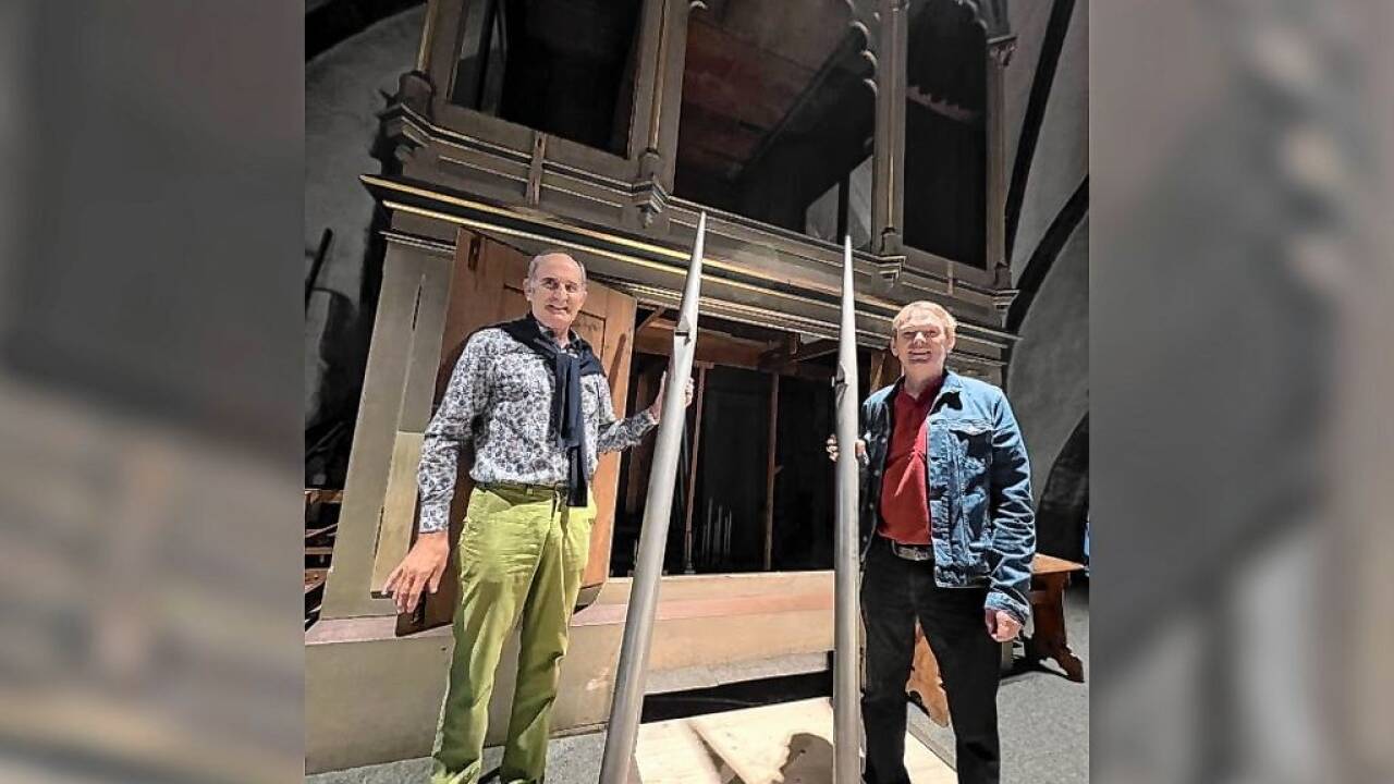 Das denkmalgeschützte Orgelgehäuse ist bereits leergeräumt (im Bild v. l. Spendenkoordinator Matthäus Pichler und Pfarrassistent Klaus Leisinger). Die alten Orgelpfeifen, die nicht mehr für die neue Orgel verwendet werden können, werden beim Erntedankfest versteigert.  