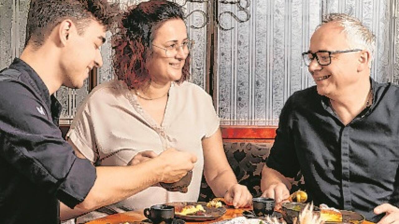 Dominik Süss jongliert einige Bälle: Der Oberösterreicher ist gelernter Koch, Bestsellerautor, Unternehmer und erreicht über die sozialen Medien über eine Million Menschen im Monat.  